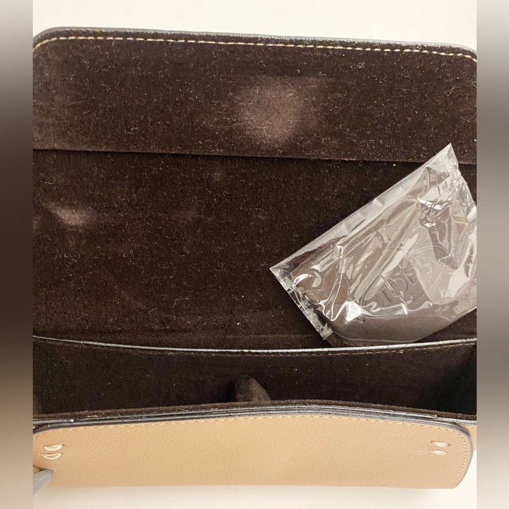 Tod's genuine leather sunglasses case in a tan color - Picture 4 of 4